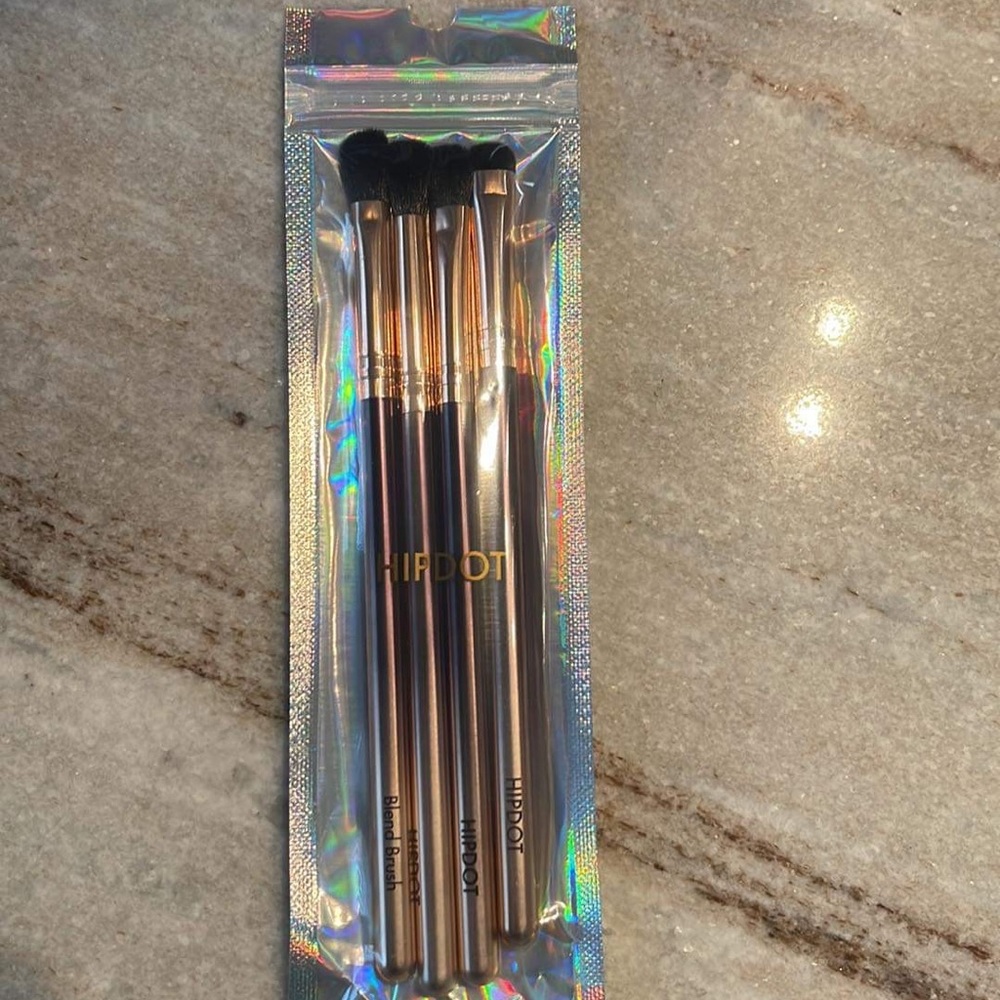 Brand new hip dot brushes